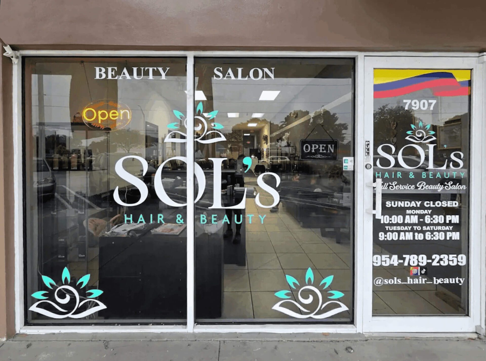 Hola somos Sol's Hair and Beauty. Un full service beauty salon latino 🇨🇴, el cual te puedes hacer el cabello , uñas, cejas y muchos mas servicios en un solo lugar.