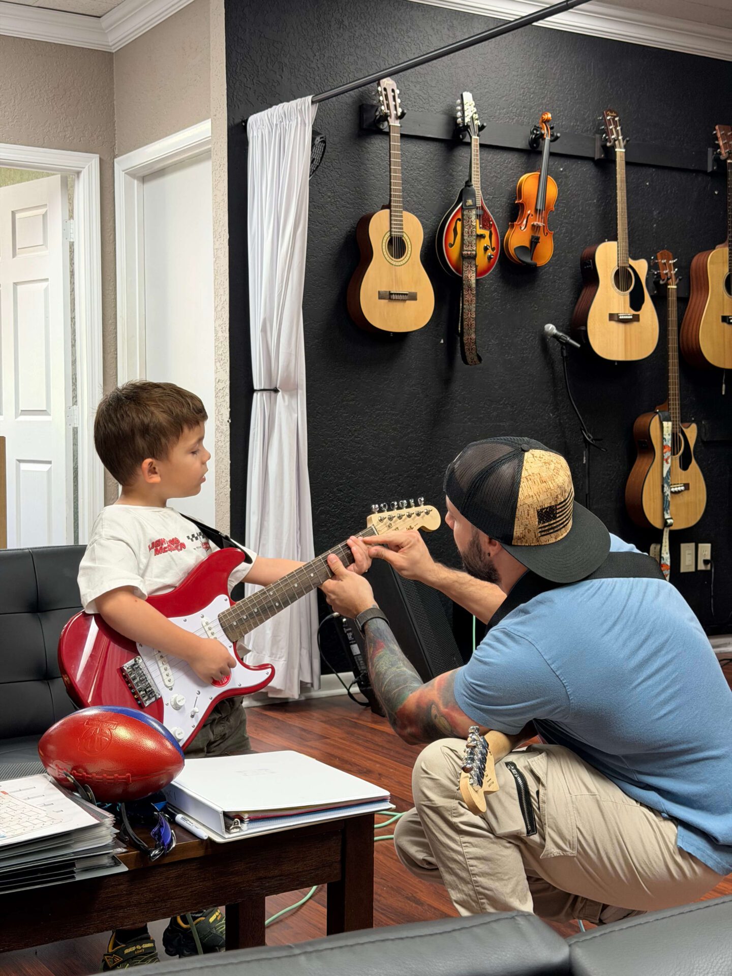 Diego Castreje teaching guitar lesson in Spanish in Coral Springs FL