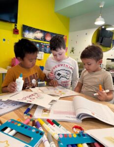 Future Minds instructor leading a bilingual English-Spanish STEAM class with elementary-age children through hands-on science, art, and creative learning activities.